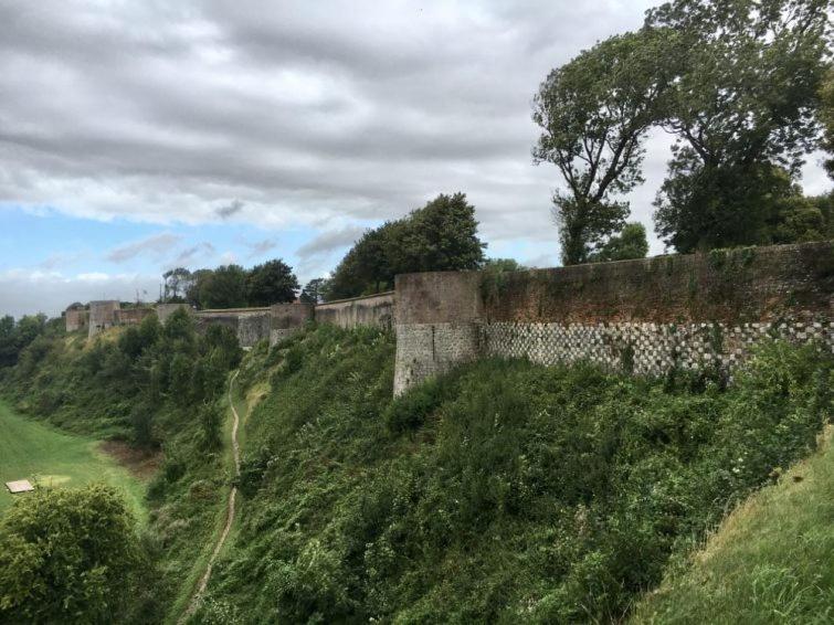 Au Dela Des Remparts Villa Montreuil  Екстериор снимка